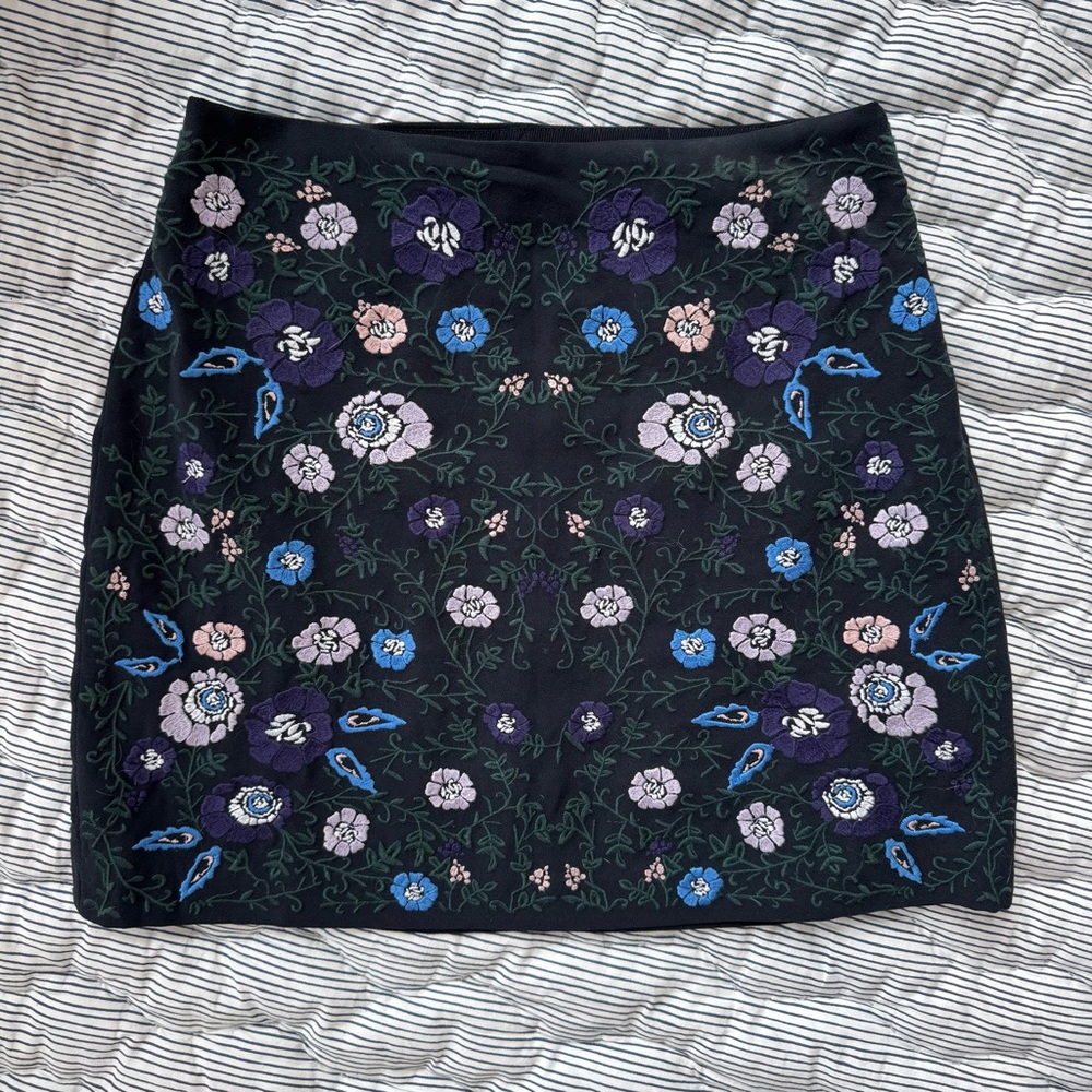 NWT Club Monaco Floral Embroidered Navy Skirt, Size 2